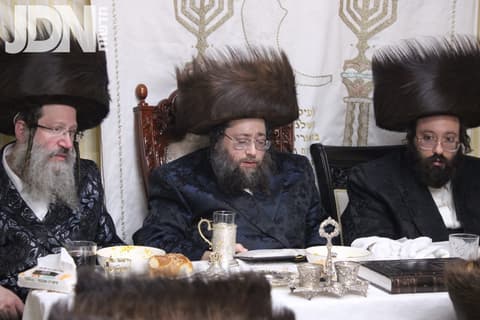 שמחת בית השואבה בחצר הקודש צאנז ז'מיגראד