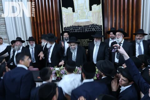 שמחת בית השואבה בהיכל ישיבת ׳פורת יוסף׳ גאולה