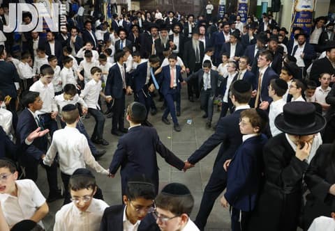 שמחה של תורה עם דמעות: ספר תורה הוכנס לחיידר 'מרכז' ב"ב לע"נ התלמיד רפאל בנימין ז"ל