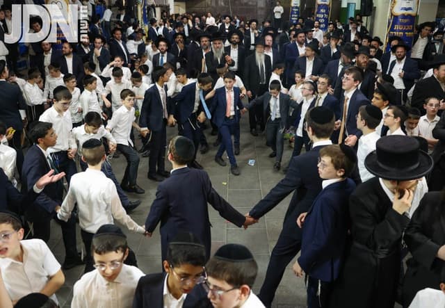 שמחה של תורה עם דמעות: ספר תורה הוכנס לחיידר 'מרכז' ב"ב לע"נ התלמיד רפאל בנימין ז"ל