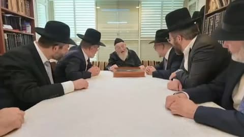 עם דמעות בעיניים מרן הגרמ"צ ברגמן לחכי"ם של דגל התורה שהתכנסו במעונו לקראת הבחירות "על זה צריך לעמוד, אם אין לנו בני ישיבות – אין לנו כלום!"