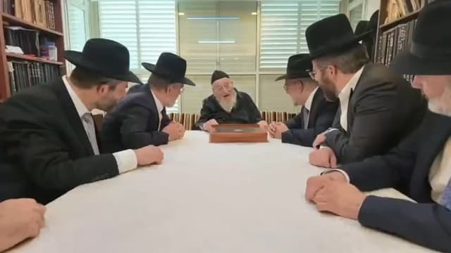 עם דמעות בעיניים מרן הגרמ"צ ברגמן לחכי"ם של דגל התורה שהתכנסו במעונו לקראת הבחירות "על זה צריך לעמוד, אם אין לנו בני ישיבות – אין לנו כלום!"