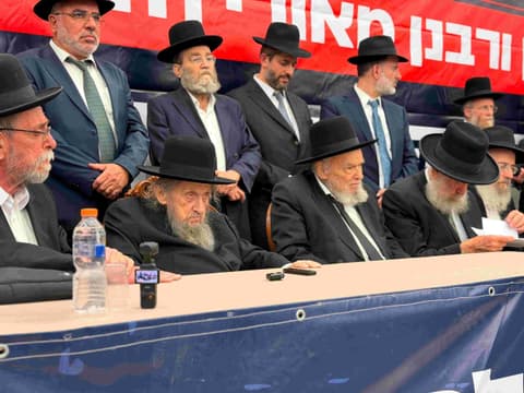 מרן ראש הישיבה הגר"ד לנדו בקריאה נרגשת: "ההצבעה לג' היא חלק בלתי נפרד מהזהות של כל משפחה חרדית – גם מי שמתפרנס למחייתו הוא חלק בלתי נפרד מעולם התורה, ואנחנו לא רוצים שאף אחד יאבד את זהותו חלילה