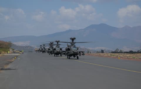 מסוק קרב סעודי התרסק ושני קצינים נהרגו; המורדים החות'ים טוענים שהם הפילו אותו