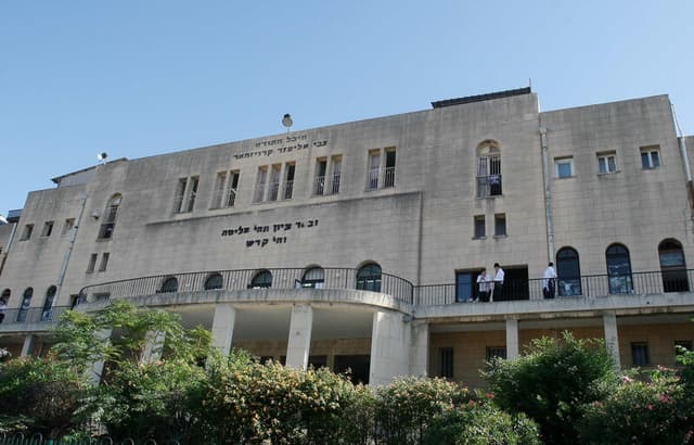מעמד נעילת החג בישיבת פוניבז' בהשתתפות הגר"א כהנמן והגרב"ד פוברסקי | שידור חי
