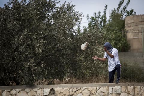 ניסיון לינץ' בסיור משפיענים של תנועת רגבים בבנימין: פצועה קל מזריקת אבנים