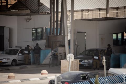 סיכול הברחה במעבר עוטף ירושלים: שני שוהים בלתי חוקיים נתפסו כשהם מסתתרים מתחת למושבי רכב