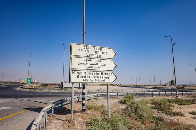 גבול ירדן: עשרות סינים ניסו להיכנס לישראל עם דרכונים יפניים מזויפים