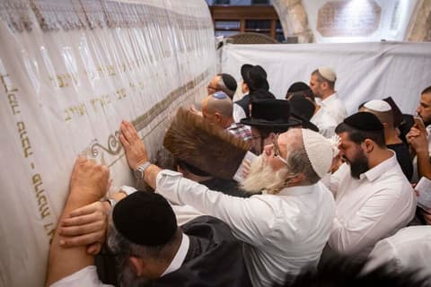 מבכה על בניה: רבבות משתתפים בהילולת רחל אמנו בבית לחם