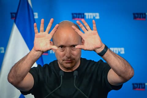 בנט תוקף נגד הממשלה: "פליי דובאי הוא קו ישיר בין המחדל לטבח שמחת תורה"