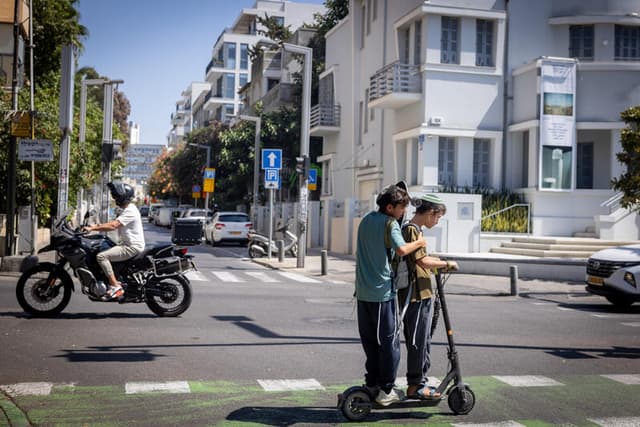 תאונת דרכים בירושלים: ילדה בת 10 נפצעה בינוני מפגיעת רכב בעת שרכבה על קורקינט חשמלי