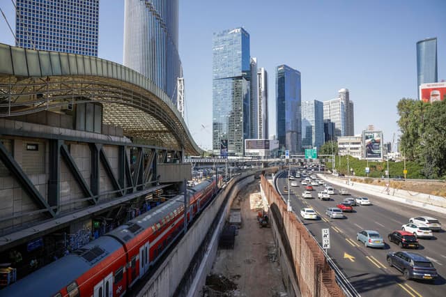 חפץ חשוד ליד המסילה: תנועת הרכבות בין תל אביב ללוד הופסקה