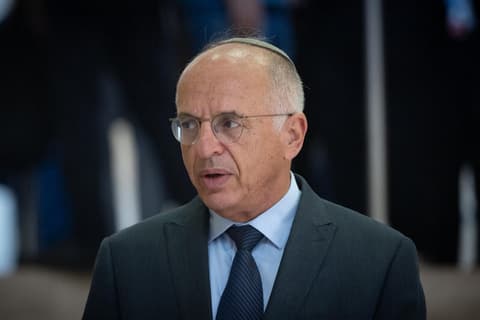 השמאל מחליט בבחירות: סולברג קבע לנתניהו להסיר סרטון שצילם בבסיס חיל האוויר