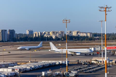 הצבא איבד את הצפון: עשרות תלמידי ישיבה מחסידות חב"ד נעצרו עם נחיתתם בנתב"ג