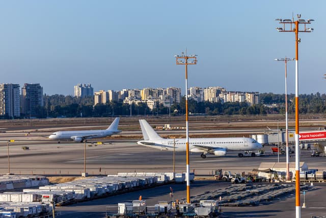 הצבא איבד את הצפון: עשרות תלמידי ישיבה מחסידות חב"ד נעצרו עם נחיתתם בנתב"ג