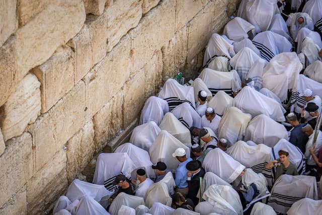 רבבות פקדו את הכותל המערבי למעמד ברכת הכהנים המסורתי בחול המועד סוכות