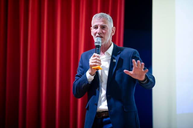 יאיר גולן: "אפעל אצל שותפיי להקים ממשלה עם רע"ם"; ליברמן מתנגד