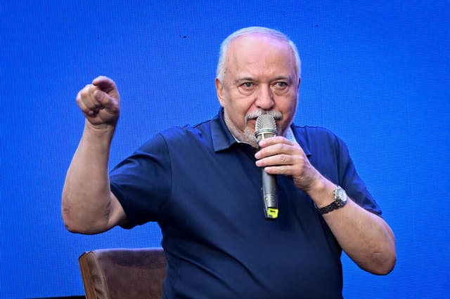 החלו הספינים ההזויים: ליברמן דורש לחקור את נתניהו ב"אשמת בגידה"