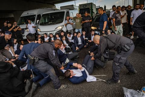במחאה על מעצר בני ישיבות: כביש 4 נחסם באזור יבנה; המפכ"ל מאיים ב"יד קשה"