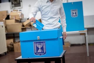 שיעור ההצבעה הגבוה ביותר מאז 1981: 16.68% הצביעו עד 10:00 | נוהרים לקלפיות