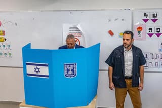 איזנקוט בלחץ: "נתניהו מוביל מבצע השפעה פסול על הציבור הישראלי"
