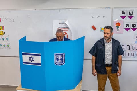 איזנקוט בלחץ: "נתניהו מוביל מבצע השפעה פסול על הציבור הישראלי"