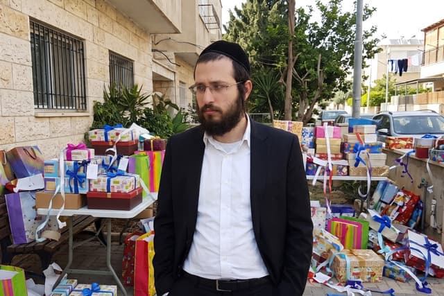 הלכה בפרשה: שונא מתנות יחיה • הרב יוסף חיים אוהב ציון