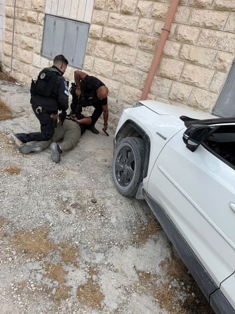 מרדף דרמטי וירי לעבר גלגלים: שוטרי מחוז ש"י סיכלו גניבת רכב מירושלים