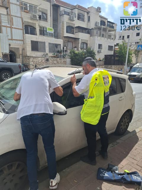 דרמה בביתר עילית: תינוק ננעל בשגגה ברכב לעיני אימו וחולץ בשלום ללא נזק לרכב
