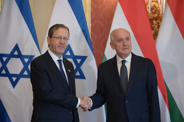 נשיא המדינה נחת לביקור מדיני בבודפשט: נפגש עם ההנהגה ההונגרית בענין מאבק באנטישמיות