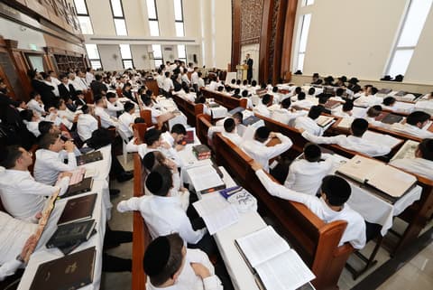 מאות בני ישיבות בלימוד והקבלת פני רבו במודיעין עילית בראשות הגאב"ד