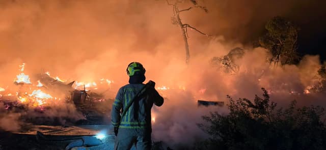 שריפה גדולה באתר פסולת בעספיא: תושבים הונחו להסתגר בבתיהם
