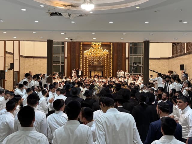 אלפים בהקפות השניות בישיבת רכסים; הריקודים נמשכו עד 4:30 לפנות בוקר