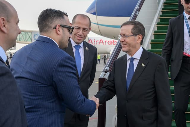 הוסר האיפול: הרצוג נחת באזרבייג'ן וייפגש עם הנשיא אלייב