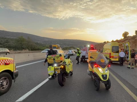 רכב הסעות התהפך בכביש 65: עשרה נפגעים, בהם פצועים קשה ובינוני