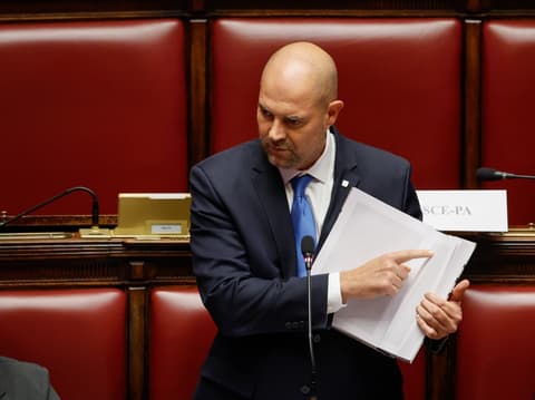 "ישראל אינה מבצעת רצח עם!": הספר שהוצג בפני ראשי הפרלמנטים