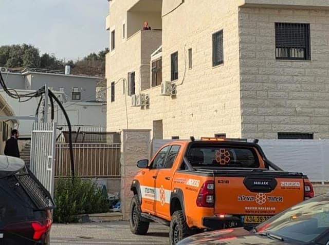 פועל נפל מגובה של כשלוש קומות בבית שמש – מצבו אנוש