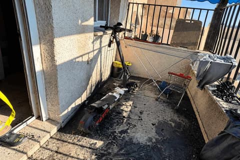 בעיר החרדית: סוללת קורקינט התלקחה בטעינה וגרמה לשריפה