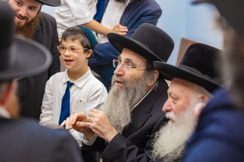 הילדים המיוחדים חגגו בחיידר החדש – גדולי ישראל הגיעו לשמוח איתם ולחזקם • צפו בגלריה