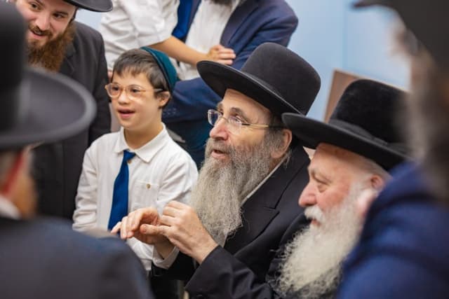 הילדים המיוחדים חגגו בחיידר החדש – גדולי ישראל הגיעו לשמוח איתם ולחזקם • צפו בגלריה