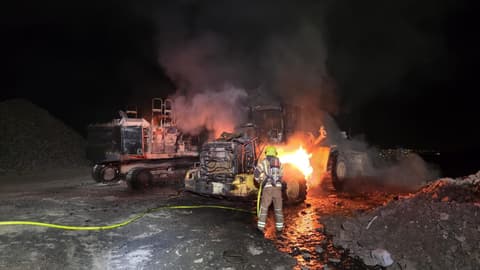 הצתה מכוונת? שני כלי צמ"ה עלו באש בכרכום סמוך לכנרת