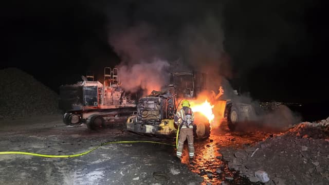 הצתה מכוונת? שני כלי צמ"ה עלו באש בכרכום סמוך לכנרת