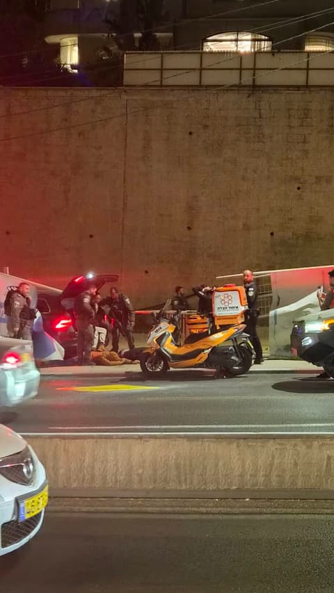 מרדף משטרתי באזור רמות הסתיים בתאונה: החשודים נעצרו, שתי נשים נפצעו ופונו לבית החולים