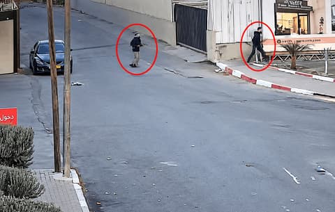 תיעוד הפיגוע: המחבלים יורדים מהרכב ומפתיעים את הלוחמים באש