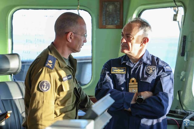ישראל ויוון מפגינות כוח בים התיכון: תרגיל ימי משותף בהובלת מפקדי זרועות הים של 2 הצבאות