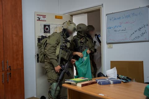 סייעו לטרור: צה"ל ושב"כ פשטו על אגודות "צדקה" ברמאללה וביטא
