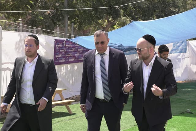 יו"ר ועדת הבריאות ח"כ יוני משריקי בביקור מיוחד בקעמפ הקיץ של 'בלב אחד'