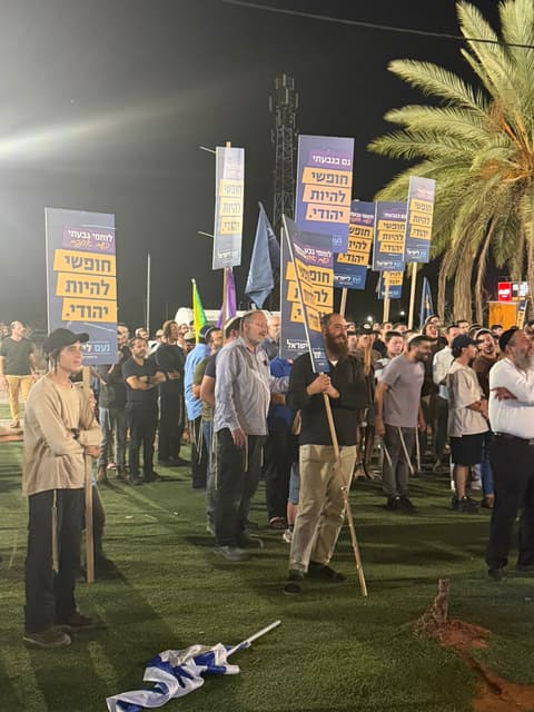 מאות הפגינו מול כלא 10: "לוחמי גבעתי צריכים לקבל עיטור ולא עונש"