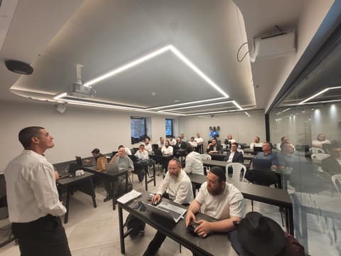 לא מחכים לחריגה: נציגי בנק הפועלים נפגשו עם בעלי העסקים בדה־סקול של ביזמקס