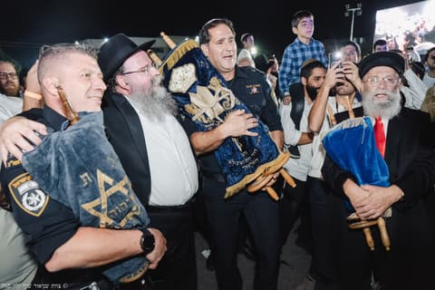 לכבודה של תורה: יותר מ־12 אלף חוגגים בהקפות השניות בכפר חב״ד